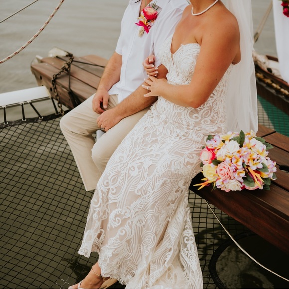 Vow’d Peacock Wedding Dress 🧜🏽♀️ - Picture 8 of 10